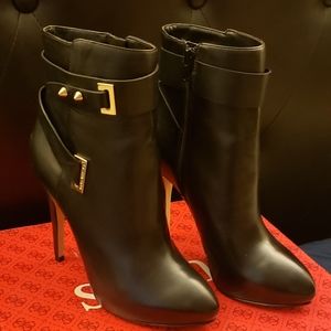 Guess black boots w gold buckle accent